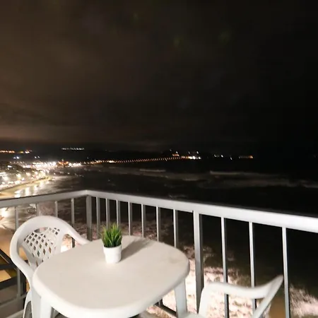Apartment Skyline Beachfront Retreat