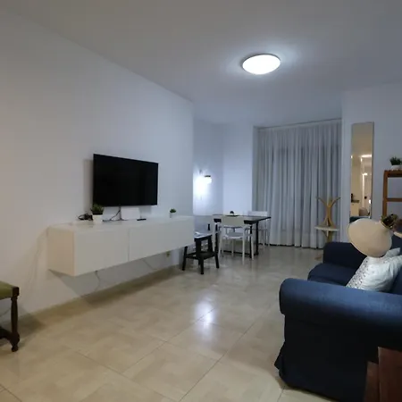 Skyline Beachfront Retreat Apartment